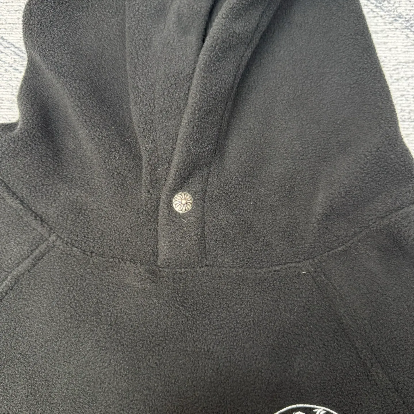 P400 Chrome Herat 2025 embroidered double-sided brushed polar fleece hooded sweatshirt SIZE S/M/L is rare in Chrome Heart's material selection. It uses terry and brushed fabrics to make it softer and warmer. Classic horseshoe embroidery on the chest. Made of imported lambskin. The crusaders flower snap button on the collar and the melon beads at the hem are all genuine antique silver.